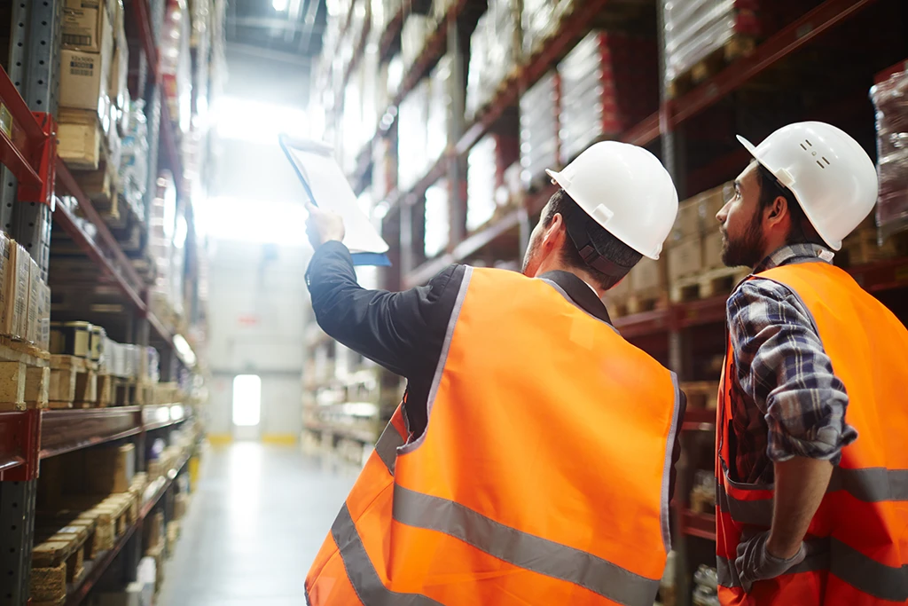 Travailleurs dans un hangar à palettes